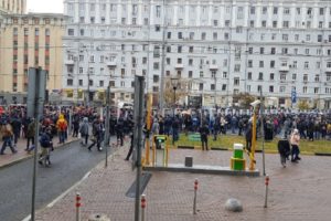 На митинг против политических репрессий в Москве пришли тысячи людей. В Петербурге проходят одиночные пикеты