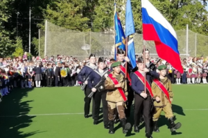 В Красносельском районе на линейке промаршировали школьники с муляжами автоматов. Потом детей отправили на урок о ЗОЖ и профилактике терроризма