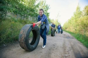 Петербуржец придумал экологический квест со сбором мусора на время — теперь его проводят в 16 странах. История «Чистых игр»