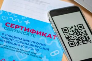 Смольный заявил о готовности отменить QR-коды, если ситуация с COVID-19 улучшится. Но в России ждут резкого ухудшения