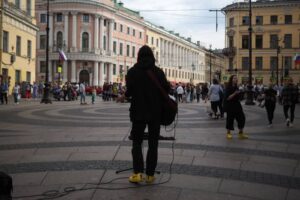 Власти хотят зарегламентировать все уличные выступления — от музыки до чтения стихов. Рассказываем как