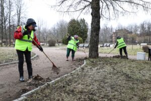 Уборка дорог, посадка деревьев и мытье фасадов. Как Петербург готовят к весне?