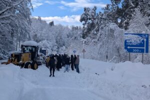 В Западной Грузии пятый день идет снег. Как минимум два человека погибли, а к борьбе со стихией привлекли армию. Что происходит